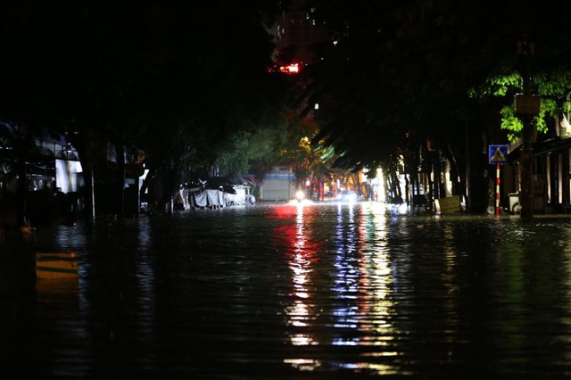 ẢNH, CLIP: Mưa gió sầm sập kéo giật lùi cả người lẫn xe, nhiều tuyến phố Hà Nội ngập lụt trong đêm- Ảnh 24. ẢNH, CLIP: Mưa gió sầm sập kéo giật lùi cả người lẫn xe, nhiều tuyến phố Hà Nội ngập lụt trong đêm- Ảnh 24.