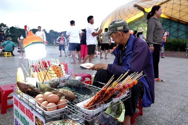 Đà Lạt: Những hình ảnh mới nhất ở Quảng trường Lâm Viên sau vụ chó Alaska bị đánh dã man- Ảnh 3. Đà Lạt: Những hình ảnh mới nhất ở Quảng trường Lâm Viên sau vụ chó Alaska bị đánh dã man- Ảnh 3.