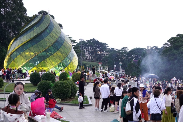 Đà Lạt: Những hình ảnh mới nhất ở Quảng trường Lâm Viên sau vụ chó Alaska bị đánh dã man- Ảnh 1. Đà Lạt: Những hình ảnh mới nhất ở Quảng trường Lâm Viên sau vụ chó Alaska bị đánh dã man- Ảnh 1.