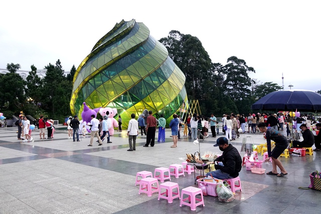 Đà Lạt: Những hình ảnh mới nhất ở Quảng trường Lâm Viên sau vụ chó Alaska bị đánh dã man- Ảnh 4. Đà Lạt: Những hình ảnh mới nhất ở Quảng trường Lâm Viên sau vụ chó Alaska bị đánh dã man- Ảnh 4.
