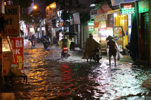 ẢNH, CLIP: Đường phố Hà Nội biến thành sông sau cơn mưa lớn chiều cuối tuần- Ảnh 1. ẢNH, CLIP: Đường phố Hà Nội biến thành sông sau cơn mưa lớn chiều cuối tuần- Ảnh 1.