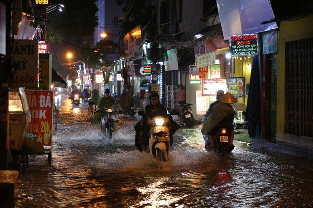 ẢNH, CLIP: Đường phố Hà Nội biến thành sông sau cơn mưa lớn chiều cuối tuần- Ảnh 2. ẢNH, CLIP: Đường phố Hà Nội biến thành sông sau cơn mưa lớn chiều cuối tuần- Ảnh 2.