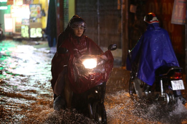 ẢNH, CLIP: Đường phố Hà Nội biến thành sông sau cơn mưa lớn chiều cuối tuần- Ảnh 3. ẢNH, CLIP: Đường phố Hà Nội biến thành sông sau cơn mưa lớn chiều cuối tuần- Ảnh 3.