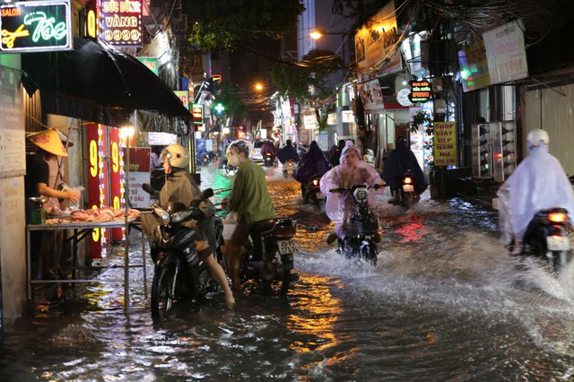ẢNH, CLIP: Đường phố Hà Nội biến thành sông sau cơn mưa lớn chiều cuối tuần- Ảnh 4. ẢNH, CLIP: Đường phố Hà Nội biến thành sông sau cơn mưa lớn chiều cuối tuần- Ảnh 4.