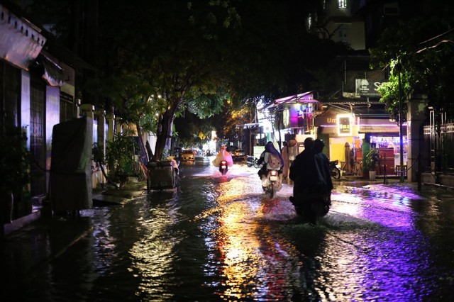 ẢNH, CLIP: Đường phố Hà Nội biến thành sông sau cơn mưa lớn chiều cuối tuần- Ảnh 5. ẢNH, CLIP: Đường phố Hà Nội biến thành sông sau cơn mưa lớn chiều cuối tuần- Ảnh 5.