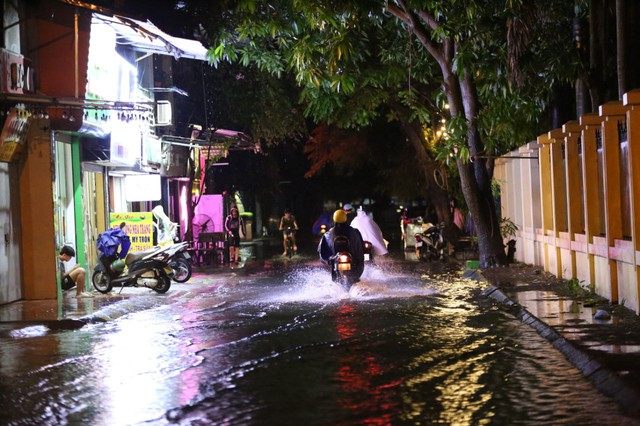 ẢNH, CLIP: Đường phố Hà Nội biến thành sông sau cơn mưa lớn chiều cuối tuần- Ảnh 6. ẢNH, CLIP: Đường phố Hà Nội biến thành sông sau cơn mưa lớn chiều cuối tuần- Ảnh 6.