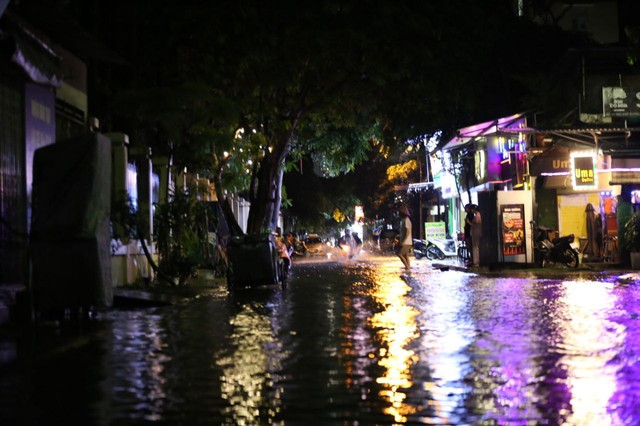 ẢNH, CLIP: Đường phố Hà Nội biến thành sông sau cơn mưa lớn chiều cuối tuần- Ảnh 7. ẢNH, CLIP: Đường phố Hà Nội biến thành sông sau cơn mưa lớn chiều cuối tuần- Ảnh 7.