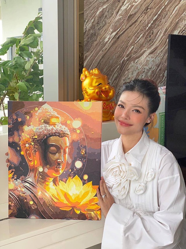 Á hậu Lona Kiều Loan để lộ hành động chuẩn mẹ bỉm mới sinh- Ảnh 4. Á hậu Lona Kiều Loan để lộ hành động chuẩn mẹ bỉm mới sinh- Ảnh 4.