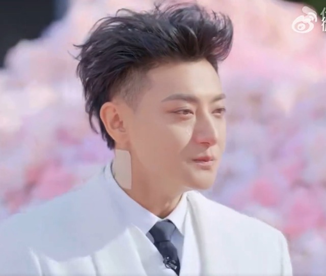 Nụ hôn như... gà mổ của chủ tịch và nàng thơ gen Z trong lễ cầu hôn viral khắp cõi mạng- Ảnh 11. Nụ hôn như... gà mổ của chủ tịch và nàng thơ gen Z trong lễ cầu hôn viral khắp cõi mạng- Ảnh 11.