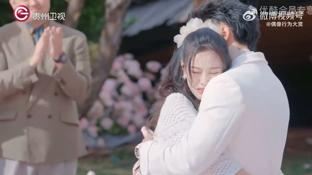 Nụ hôn như... gà mổ của chủ tịch và nàng thơ gen Z trong lễ cầu hôn viral khắp cõi mạng- Ảnh 9. Nụ hôn như... gà mổ của chủ tịch và nàng thơ gen Z trong lễ cầu hôn viral khắp cõi mạng- Ảnh 9.