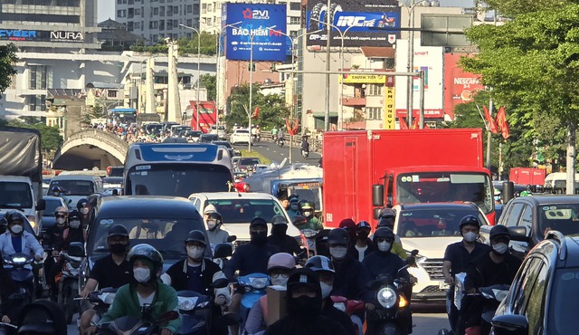 Đèn phanh đỏ rực một trục đường ở Hà Nội, ùn tắc kéo dài hàng kilomet- Ảnh 17. Đèn phanh đỏ rực một trục đường ở Hà Nội, ùn tắc kéo dài hàng kilomet- Ảnh 17.
