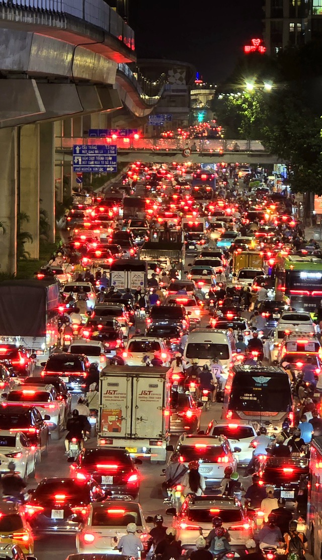 Đèn phanh đỏ rực một trục đường ở Hà Nội, ùn tắc kéo dài hàng kilomet- Ảnh 29. Đèn phanh đỏ rực một trục đường ở Hà Nội, ùn tắc kéo dài hàng kilomet- Ảnh 29.