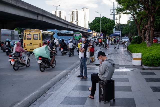 Đèn phanh đỏ rực một trục đường ở Hà Nội, ùn tắc kéo dài hàng kilomet- Ảnh 1. Đèn phanh đỏ rực một trục đường ở Hà Nội, ùn tắc kéo dài hàng kilomet- Ảnh 1.