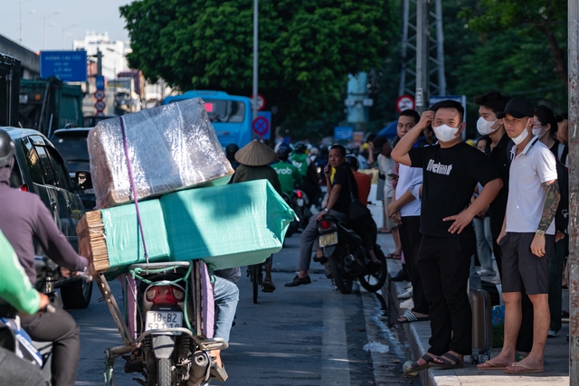 Đèn phanh đỏ rực một trục đường ở Hà Nội, ùn tắc kéo dài hàng kilomet- Ảnh 5. Đèn phanh đỏ rực một trục đường ở Hà Nội, ùn tắc kéo dài hàng kilomet- Ảnh 5.