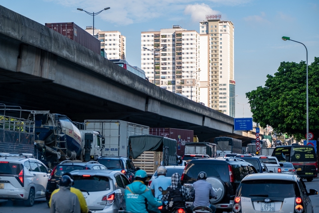 Đèn phanh đỏ rực một trục đường ở Hà Nội, ùn tắc kéo dài hàng kilomet- Ảnh 6. Đèn phanh đỏ rực một trục đường ở Hà Nội, ùn tắc kéo dài hàng kilomet- Ảnh 6.