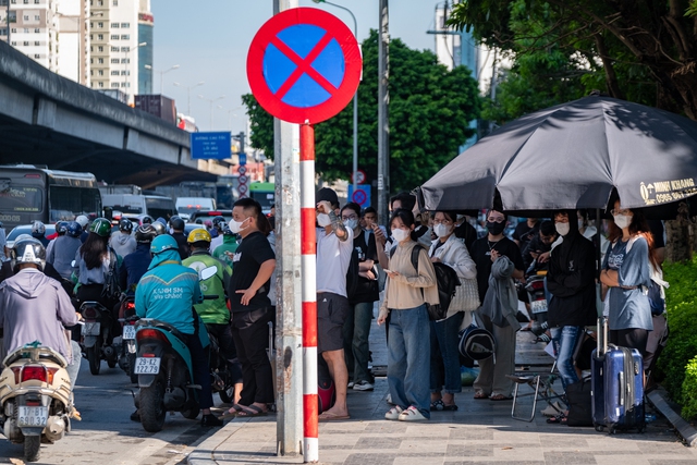 Đèn phanh đỏ rực một trục đường ở Hà Nội, ùn tắc kéo dài hàng kilomet- Ảnh 4. Đèn phanh đỏ rực một trục đường ở Hà Nội, ùn tắc kéo dài hàng kilomet- Ảnh 4.