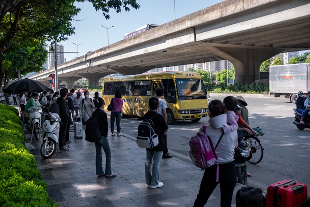 Đèn phanh đỏ rực một trục đường ở Hà Nội, ùn tắc kéo dài hàng kilomet- Ảnh 2. Đèn phanh đỏ rực một trục đường ở Hà Nội, ùn tắc kéo dài hàng kilomet- Ảnh 2.