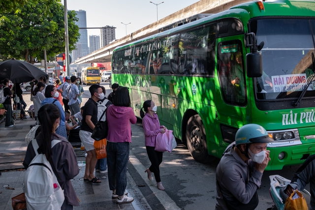 Đèn phanh đỏ rực một trục đường ở Hà Nội, ùn tắc kéo dài hàng kilomet- Ảnh 3. Đèn phanh đỏ rực một trục đường ở Hà Nội, ùn tắc kéo dài hàng kilomet- Ảnh 3.