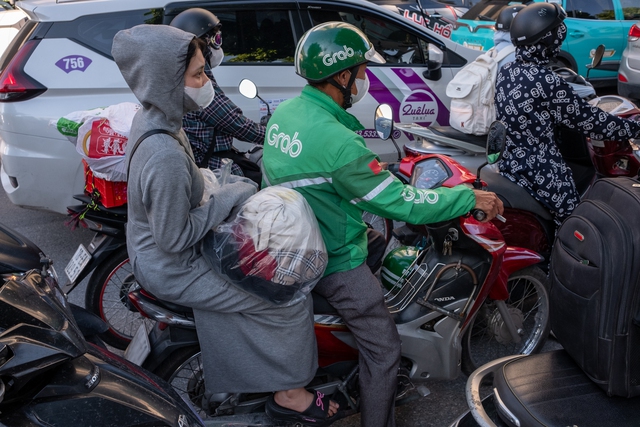 Đèn phanh đỏ rực một trục đường ở Hà Nội, ùn tắc kéo dài hàng kilomet- Ảnh 11. Đèn phanh đỏ rực một trục đường ở Hà Nội, ùn tắc kéo dài hàng kilomet- Ảnh 11.