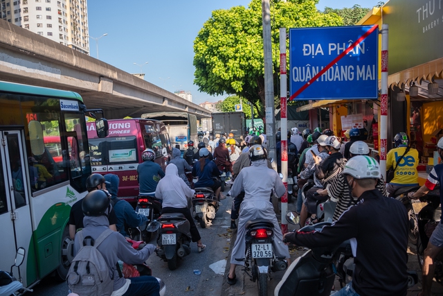 Đèn phanh đỏ rực một trục đường ở Hà Nội, ùn tắc kéo dài hàng kilomet- Ảnh 7. Đèn phanh đỏ rực một trục đường ở Hà Nội, ùn tắc kéo dài hàng kilomet- Ảnh 7.