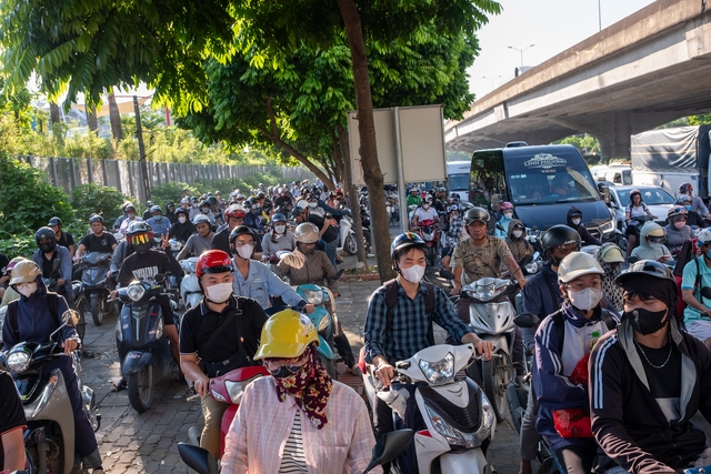 Đèn phanh đỏ rực một trục đường ở Hà Nội, ùn tắc kéo dài hàng kilomet- Ảnh 8. Đèn phanh đỏ rực một trục đường ở Hà Nội, ùn tắc kéo dài hàng kilomet- Ảnh 8.