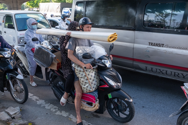 Đèn phanh đỏ rực một trục đường ở Hà Nội, ùn tắc kéo dài hàng kilomet- Ảnh 10. Đèn phanh đỏ rực một trục đường ở Hà Nội, ùn tắc kéo dài hàng kilomet- Ảnh 10.
