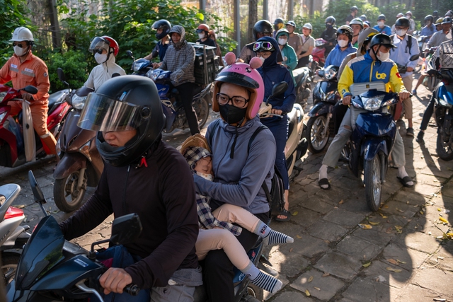 Đèn phanh đỏ rực một trục đường ở Hà Nội, ùn tắc kéo dài hàng kilomet- Ảnh 14. Đèn phanh đỏ rực một trục đường ở Hà Nội, ùn tắc kéo dài hàng kilomet- Ảnh 14.
