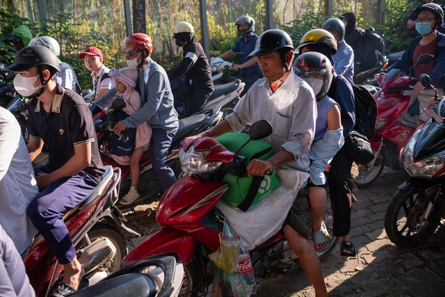 Đèn phanh đỏ rực một trục đường ở Hà Nội, ùn tắc kéo dài hàng kilomet- Ảnh 12. Đèn phanh đỏ rực một trục đường ở Hà Nội, ùn tắc kéo dài hàng kilomet- Ảnh 12.