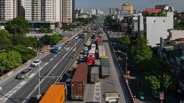 Đèn phanh đỏ rực một trục đường ở Hà Nội, ùn tắc kéo dài hàng kilomet- Ảnh 16. Đèn phanh đỏ rực một trục đường ở Hà Nội, ùn tắc kéo dài hàng kilomet- Ảnh 16.
