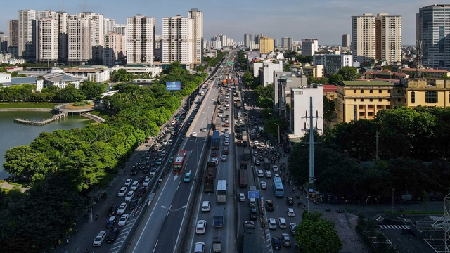 Đèn phanh đỏ rực một trục đường ở Hà Nội, ùn tắc kéo dài hàng kilomet- Ảnh 15. Đèn phanh đỏ rực một trục đường ở Hà Nội, ùn tắc kéo dài hàng kilomet- Ảnh 15.