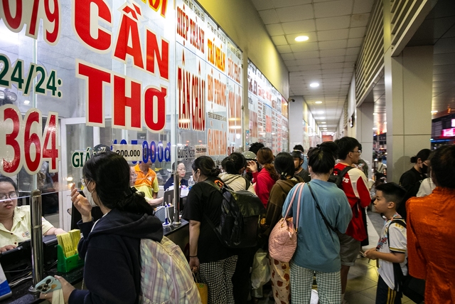 Đèn phanh đỏ rực một trục đường ở Hà Nội, ùn tắc kéo dài hàng kilomet- Ảnh 39. Đèn phanh đỏ rực một trục đường ở Hà Nội, ùn tắc kéo dài hàng kilomet- Ảnh 39.