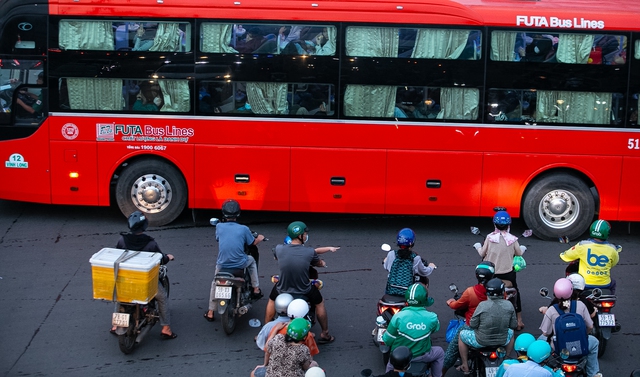 Đèn phanh đỏ rực một trục đường ở Hà Nội, ùn tắc kéo dài hàng kilomet- Ảnh 35. Đèn phanh đỏ rực một trục đường ở Hà Nội, ùn tắc kéo dài hàng kilomet- Ảnh 35.