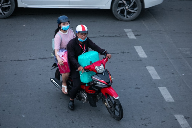 Đèn phanh đỏ rực một trục đường ở Hà Nội, ùn tắc kéo dài hàng kilomet- Ảnh 33. Đèn phanh đỏ rực một trục đường ở Hà Nội, ùn tắc kéo dài hàng kilomet- Ảnh 33.