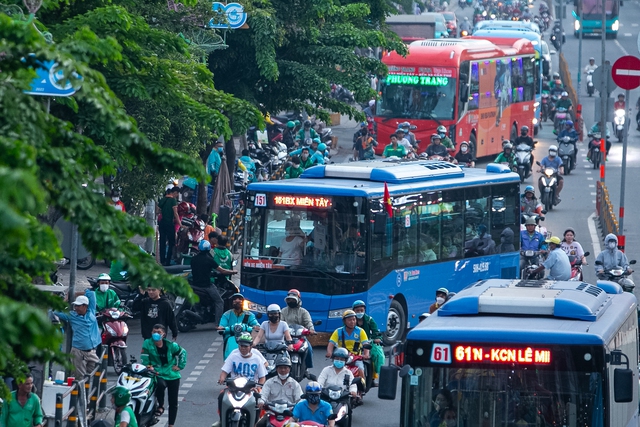 Đèn phanh đỏ rực một trục đường ở Hà Nội, ùn tắc kéo dài hàng kilomet- Ảnh 30. Đèn phanh đỏ rực một trục đường ở Hà Nội, ùn tắc kéo dài hàng kilomet- Ảnh 30.