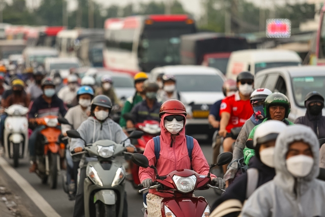 Đèn phanh đỏ rực một trục đường ở Hà Nội, ùn tắc kéo dài hàng kilomet- Ảnh 32. Đèn phanh đỏ rực một trục đường ở Hà Nội, ùn tắc kéo dài hàng kilomet- Ảnh 32.
