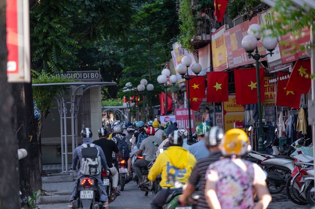 Đèn phanh đỏ rực một trục đường ở Hà Nội, ùn tắc kéo dài hàng kilomet- Ảnh 9. Đèn phanh đỏ rực một trục đường ở Hà Nội, ùn tắc kéo dài hàng kilomet- Ảnh 9.