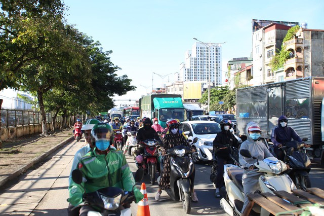Đèn phanh đỏ rực một trục đường ở Hà Nội, ùn tắc kéo dài hàng kilomet- Ảnh 23. Đèn phanh đỏ rực một trục đường ở Hà Nội, ùn tắc kéo dài hàng kilomet- Ảnh 23.