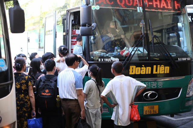 Đèn phanh đỏ rực một trục đường ở Hà Nội, ùn tắc kéo dài hàng kilomet- Ảnh 22. Đèn phanh đỏ rực một trục đường ở Hà Nội, ùn tắc kéo dài hàng kilomet- Ảnh 22.