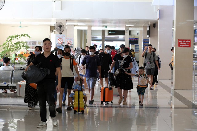 Đèn phanh đỏ rực một trục đường ở Hà Nội, ùn tắc kéo dài hàng kilomet- Ảnh 19. Đèn phanh đỏ rực một trục đường ở Hà Nội, ùn tắc kéo dài hàng kilomet- Ảnh 19.