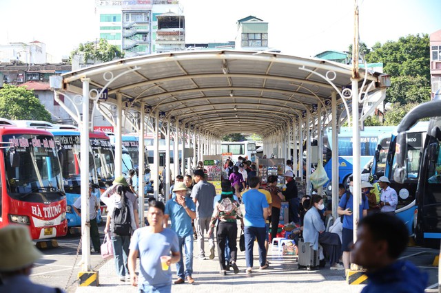 Đèn phanh đỏ rực một trục đường ở Hà Nội, ùn tắc kéo dài hàng kilomet- Ảnh 20. Đèn phanh đỏ rực một trục đường ở Hà Nội, ùn tắc kéo dài hàng kilomet- Ảnh 20.