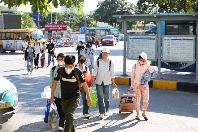 Đèn phanh đỏ rực một trục đường ở Hà Nội, ùn tắc kéo dài hàng kilomet- Ảnh 21. Đèn phanh đỏ rực một trục đường ở Hà Nội, ùn tắc kéo dài hàng kilomet- Ảnh 21.