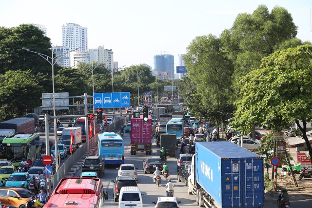 Đèn phanh đỏ rực một trục đường ở Hà Nội, ùn tắc kéo dài hàng kilomet- Ảnh 24. Đèn phanh đỏ rực một trục đường ở Hà Nội, ùn tắc kéo dài hàng kilomet- Ảnh 24.