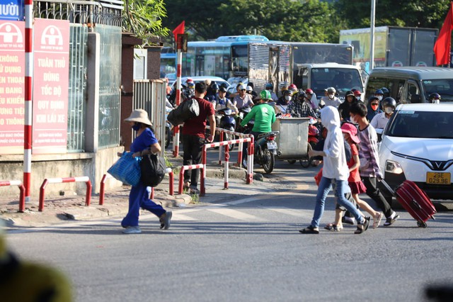 Đèn phanh đỏ rực một trục đường ở Hà Nội, ùn tắc kéo dài hàng kilomet- Ảnh 25. Đèn phanh đỏ rực một trục đường ở Hà Nội, ùn tắc kéo dài hàng kilomet- Ảnh 25.
