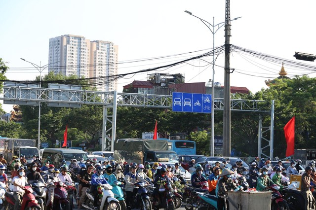 Đèn phanh đỏ rực một trục đường ở Hà Nội, ùn tắc kéo dài hàng kilomet- Ảnh 26. Đèn phanh đỏ rực một trục đường ở Hà Nội, ùn tắc kéo dài hàng kilomet- Ảnh 26.