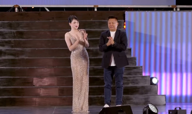 Hương Giang đổ lỗi cho Thanh Hằng sau cú trượt té trên sóng trực tiếp- Ảnh 4. Hương Giang đổ lỗi cho Thanh Hằng sau cú trượt té trên sóng trực tiếp- Ảnh 4.