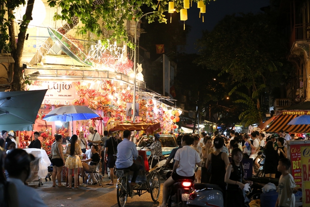 Người dân Hà Nội "đội mưa" đi chơi trong ngày đầu tiên của dịp nghỉ lễ 2/9- Ảnh 2. Người dân Hà Nội "đội mưa" đi chơi trong ngày đầu tiên của dịp nghỉ lễ 2/9- Ảnh 2.