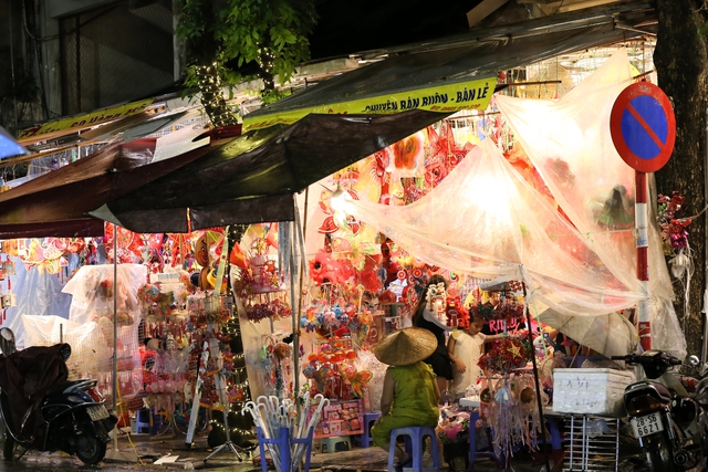 Người dân Hà Nội "đội mưa" đi chơi trong ngày đầu tiên của dịp nghỉ lễ 2/9- Ảnh 12. Người dân Hà Nội "đội mưa" đi chơi trong ngày đầu tiên của dịp nghỉ lễ 2/9- Ảnh 12.