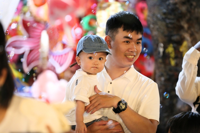 Người dân Hà Nội "đội mưa" đi chơi trong ngày đầu tiên của dịp nghỉ lễ 2/9- Ảnh 18. Người dân Hà Nội "đội mưa" đi chơi trong ngày đầu tiên của dịp nghỉ lễ 2/9- Ảnh 18.