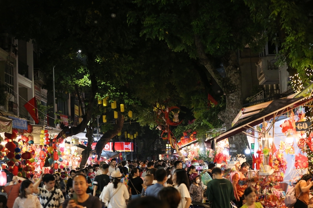 Người dân Hà Nội "đội mưa" đi chơi trong ngày đầu tiên của dịp nghỉ lễ 2/9- Ảnh 23. Người dân Hà Nội "đội mưa" đi chơi trong ngày đầu tiên của dịp nghỉ lễ 2/9- Ảnh 23.