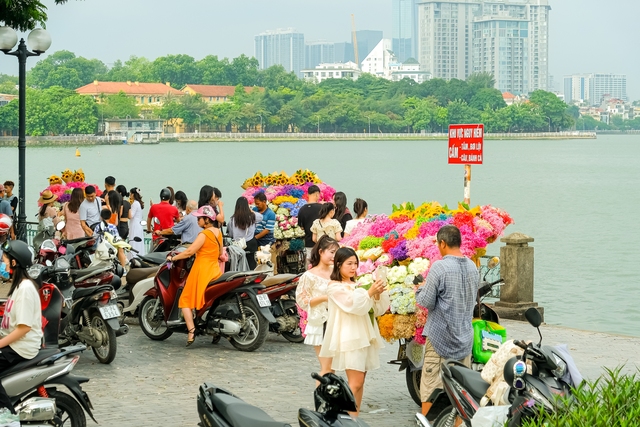 Hà Nội 1/9: Các điểm du lịch lịch sử hút khách, giới trẻ thong thả đi cà phê tận hưởng mùa thu "Tết Độc lập"- Ảnh 15. Hà Nội 1/9: Các điểm du lịch lịch sử hút khách, giới trẻ thong thả đi cà phê tận hưởng mùa thu "Tết Độc lập"- Ảnh 15.